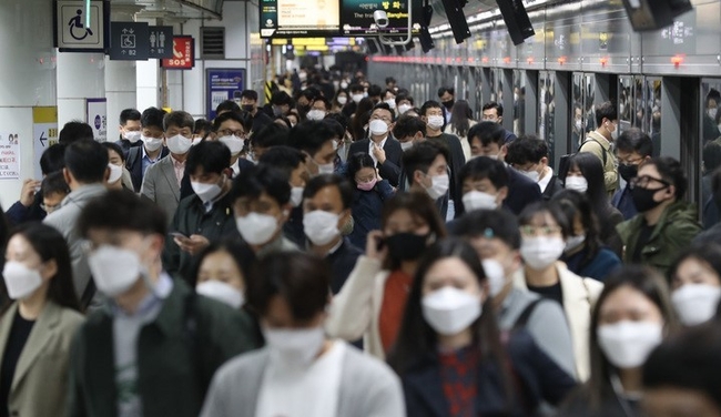 서울 광화문역 승강장에서 시민들이 모두 마스크를 쓰고 이동하고 있다. (사진= 뉴시스 제공)