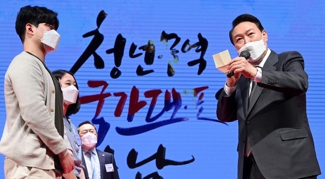 윤석열 대통령 당선인이 지난 3월31일 서울 강남구 한국무역협회에서 열린 '청년무역 국가대표와의 만남'에서 청년 무역인들의 소망을 적은 쪽지를 읽고 있다. 윤 당선인이 당선 후 개별 경제단체를 방문하는 것은 이번이 처음이다.