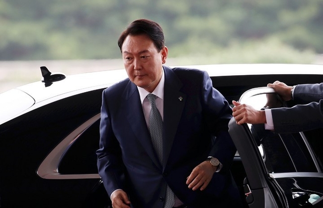지난 24일 서울 용산 대통령실 청사로 출근하고 있는 윤석열 대통령.