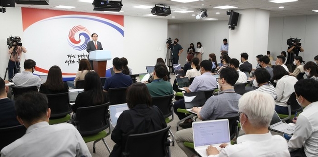김성한 국가안보실장이 22일 서울 용산 대통령실 청사에서 윤석열 대통령 나토 정상회의 순방 관련 브리핑을 하고 있다.