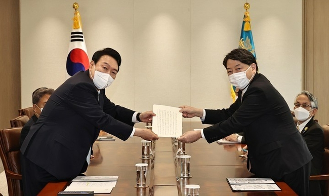 윤석열 대통령이 10일 오후 용산 대통령실 접견실에서 일본의 하야시 요시마사 외무상으로부터 기시다 총리의 취임 축하 친서를 전달받고 있다.