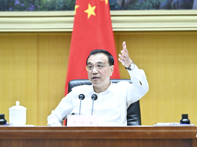사진=뉴시스 제공(중국 리커창 총리가 경제 안정화 방안 논의하는 전화회의를 주재하고 있다)