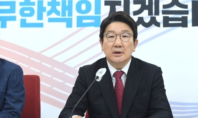 권성동 국민의힘 원내대표가 지난 24일 오전 서울 여의도 국회에서 열린 '해수부 공무원 피격사건 진상조사 TF' 유족 초청 간담회에서 모두발언을 하고 있다.(사진=뉴시스 제공)