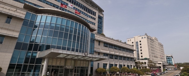 26일 오후 서울 용산구 국방부 청사에서 윤석열 대통령 당선인 취임 후 집무실 준비를 위한 공사가 진행중이다. 사진은 합동참모본부와 국방부 청사의 모습.(사진=뉴시스 제공)