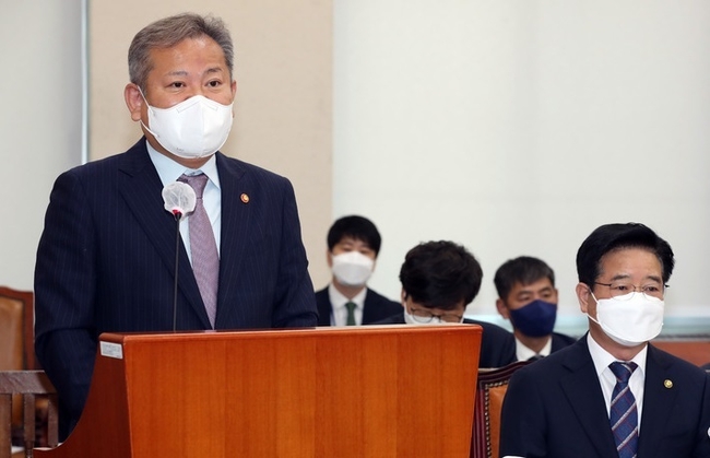  이상민 행정안전부 장관이 지난달 16일 서울 여의도 국회에서 열린 추경안 심사를 위한 행정안전위원회 전체회의에서 추경안 제안설명을 하고 있다. 오른쪽은 김창룡 경찰청장. (사진=뉴시스 제공)