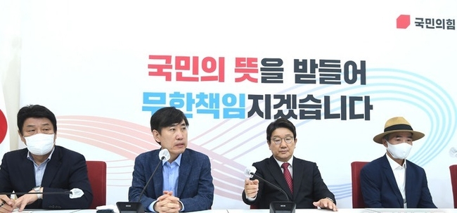 하태경 공무원 피격 사건 진상 조사 TF 위원장(왼쪽 두번째)이 지난 24일 오전 서울 여의도 국회에서 열린 '해수부 공무원 피격사건 진상조사 TF' 유족 초청 간담회에서 발언을 하고 있다.(사진=뉴시스 제공)