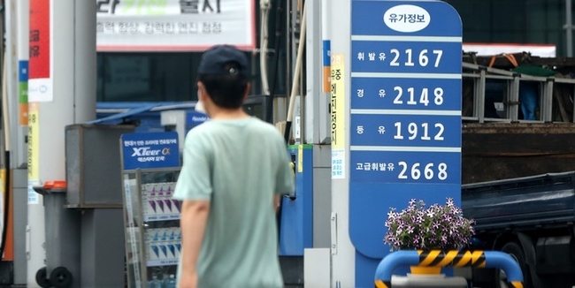 서울 시내 한 주유소에 휘발유 및 경유 가격표가 나타나 있다.(사진=뉴시스 제공)