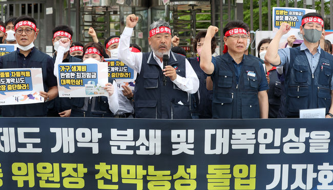 사진=뉴시스 제공(27일 한국노총 김동명 위원장과 관계자들이 정부세종청사 고용노동부 앞에서 기자회견을 하고 있다)