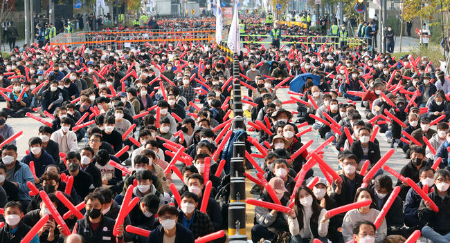 사진=뉴시스 제공(2021년 11월 4일 정부세종청사 국토교통부 앞에서 열린 철도노조 총력결의대회 모습)