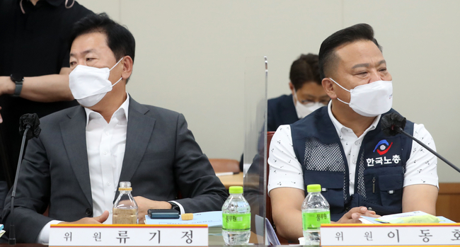 사진=뉴시스 제공(23일 열린 6차 전원회의에서 류기정 사용자위원과 이동호 근로자위원이 서로 다른 곳을 보고 있다)