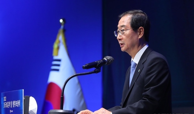 한덕수 국무총리가 지난 27일 오전 서울 용산구 드래곤시티 호텔에서 열린 2022 호국보훈의 달 정부포상식에 참석해 축사하고 있다.(사진=뉴시스 제공)