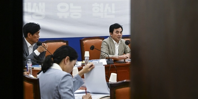 안규백 더불어민주당 전당대회준비위원장이 29일 국회 원내대표실에서 비공개 전준위 회의를 주재하고 있다.(사진=뉴시스 제공)