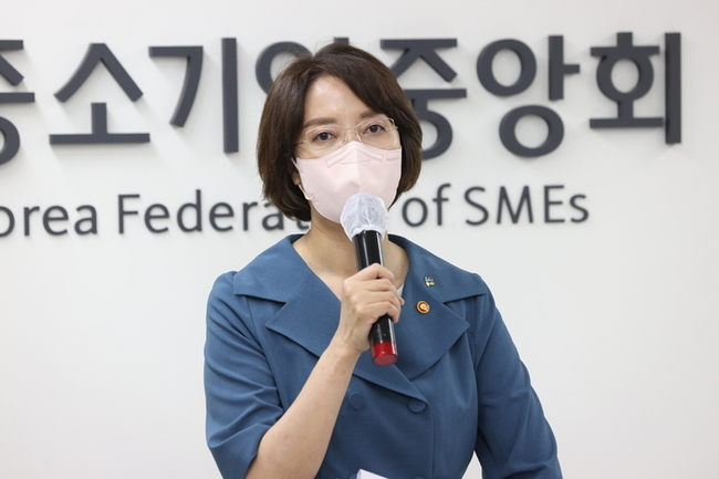 이영 중기부 장관이 29일 서울 여의도 중소기업중앙회에서 기자들과 만나 질의에 답변하고 있다. (사진=중소벤처기업부 제공) 