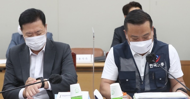 지난 28일 오후 세종시 정부세종청사 최저임금위원회 회의실에서 열린 7차 전원회의에서 사용자위원인 한국경영자총협회 류기정 전무가 시간을 확인하고 있다.(사진=뉴시스 제공)