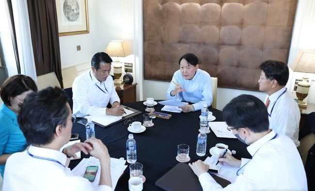 윤석열 대통령이 28일(현지시간) 마드리드 한 호텔에서 나토 정상회의 사전 점검회의를 하고 있다. (사진=뉴시스 제공)