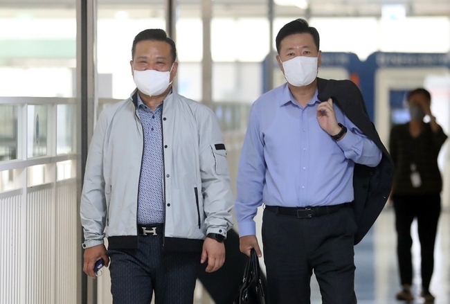 내년도 최저임금 결정을 놓고 노사가 막판 힘겨루기에 나선 29일 근로자위원인 이동호 한국노총 사무총장(왼쪽)과 사용자위원인 한국경영자총협회 류기정 전무가 세종시 정부세종청사 최저임금위원회 전원회의실로 향하고 있다.(사진=뉴시스 제공)