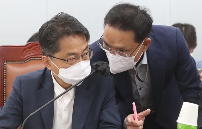 최저임금위원회 박준식 위원장과 양정열 부위원장이 지난 28일 오후 세종시 정부세종청사에서 열린 7차 전원회의에 앞서 대화하고 있다.(사진=뉴시스 제공)