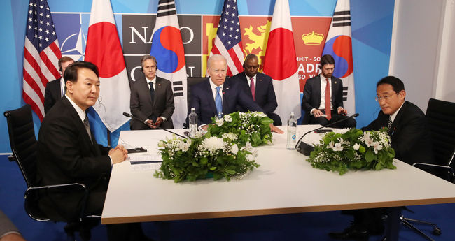 사진=뉴시스 제공(윤석열 대통령이 29일 스페인 마드리드에서 조 바이든 미국 대통령, 기시다 후미오 일본 총리와 한미일 정상<br>
회담을 하고 있다)