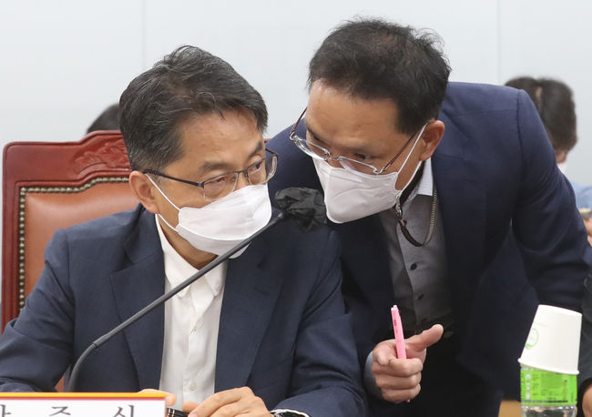 사진=뉴시스 제공(최저임금위원회 박준식 위원장과 양정열 부위원장이 전원회의에 앞서 대화하고 있다)