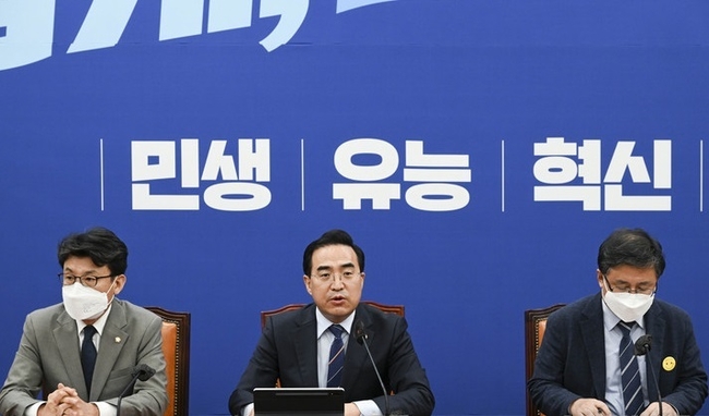 박홍근 더불어민주당 원내대표가 30일 서울 여의도 국회 원내대표회의실에서 열린 정책조정회의에서 발언을 하고 있다.(사진=뉴시스 제공)