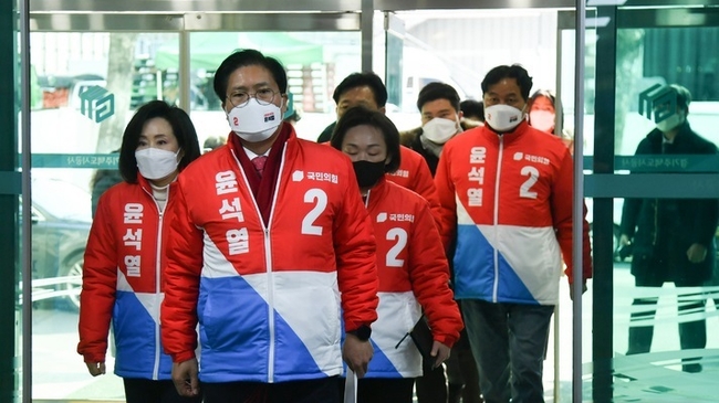 송석준 국민의힘 의원과 국민의힘 원내부대표단 국토위 산자위 소속 의원들이 21일 경기도 수원시 권선구 경기주택도시공사에 항의 방문하고 있다. 국민의힘은 경기도 산하 공기업인 경기주택도시공사(GH)가 이재명 더불어민주당 대선 후보의 분당 아파트 옆집을 1년 6개월 전부터 임대해 사용한 것을 두고 각종 의혹을 제기하고 있다. 이날 현장에는 송 의원, 김상훈 의원, 전주혜 의원, 한무경 의원이 참석했다. (사진=뉴시스 제공)