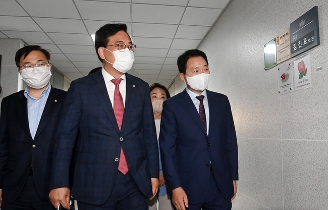 국민의힘 성일종(오른쪽) 정책위의장, 송언석(가운데) 원내수석부대표와 원내부대표단이 30일 오전 더불어민주당이 원구성 강행 처리하려는 것과 관련해 서울 여의도 국회 의원회관의 김진표 더불어민주당 국회의장 후보자 사무실로 항의방문하고 있다. (사진=뉴시스 제공)