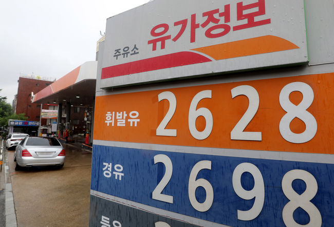 사진=뉴시스 제공(1일부터 유류세 인하폭이 30%에서 37%로 확대 적용된다)