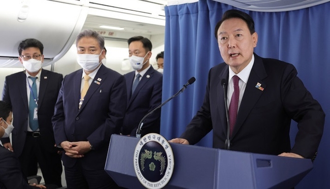 첫 해외 순방을 마친 윤석열 대통령이 30일(현지시간) 공군1호기에서 기내 기자간담회를 하고 있다. (사진=뉴시스 제공)