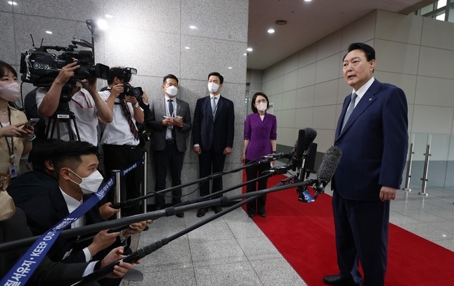 윤석열 대통령이 24일 서울 용산 대통령실 청사로 출근하며 취재진 질문에 답하고 있다. (대통령실통신사진기자단) 