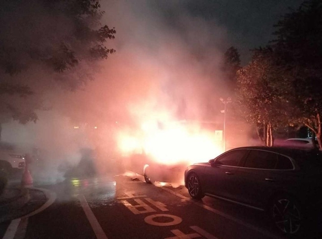 2일 오전 인천 계양구 작전동 한 아파트 지상 주차장에서 발생한 차량 화재. (사진=인천소방본부 제공)