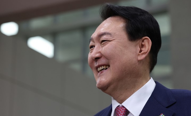 윤석열 대통령이 23일 서울 용산 대통령실 청사로 출근하며 취재진 질문에 답하고 있다. (대통령실통신사진기자단)