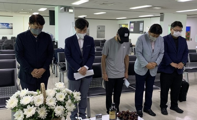 국민의힘 해양수산부 공무원 피격 사건 태스크포스(TF)는 2일 낮 12시 인천 중구 항동7가 인천항 연안여객터미널에서 고(故) 이대준씨 유족들과 함께 추모제를 갖고, 위령제 및 현장 점검을 위해 연평도로 출항했다. 왼쪽부터 TF 민간위원인 김진형 전 해군 군수사령관, 하태경 국민의힘 TF 위원장, 고(故) 이대준씨 형 이래진씨, 문경복 인천 옹진군수, 유족 측 김기윤 변호사가 묵념하고 있다. (사진 제공=뉴시스)