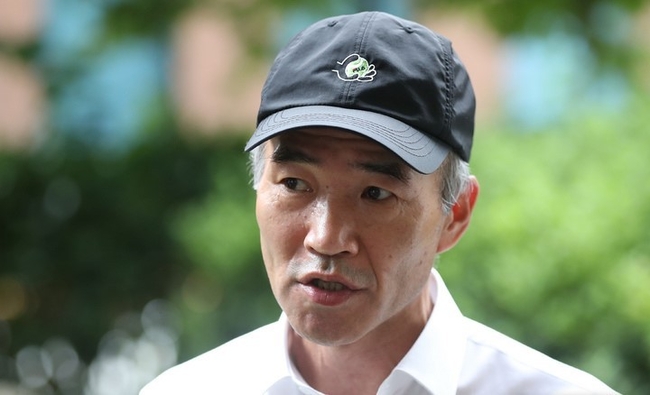 서해상에서 북한군에 피격돼 숨진 해양수산부 공무원의 유족 이래진 씨가 지난달 28일 오전 서울 종로구 서울유엔인권사무소에서 토마스 오헤아 킨타나 유엔 북한인권특별보고관 면담 전 취재진 질의에 답변하고 있다.