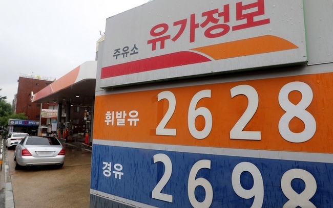 다음달 1일부터 유류세 인하 폭이 30%에서 37%로 확대 적용된다. 30일 오전 서울 시내 한 주유소에 휘발유와 경유 가격 안내판이 보이고 있다.