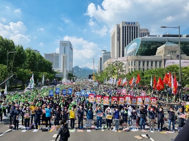 2일 민주노총 공공운수노조·건설노조·학비노조 등 12개 노조는 낮 12시께부터 서울 도심 일대에서 전국노동자대회에 앞서 노조별 집회를 개최했다.