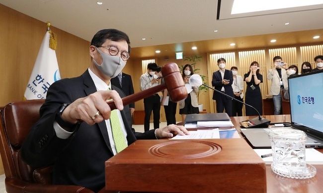 사진공동취재단 = 이창용 한국은행 총재가 26일 오전 서울 중구 한국은행에서 열린 금융통화위원회 본회의를 주재하고 있다.