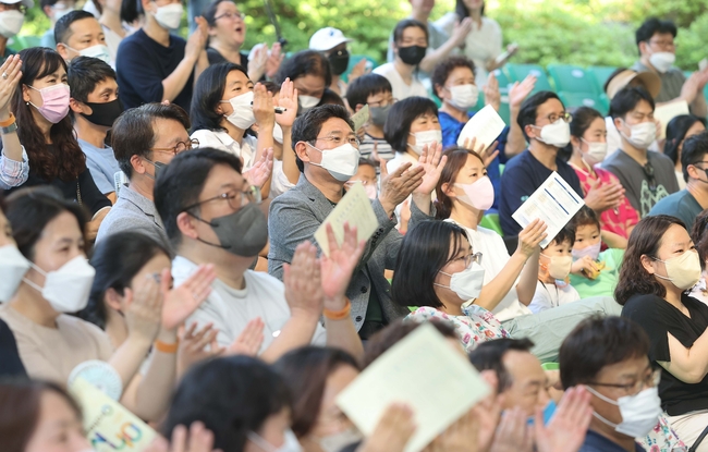 이상일 용인시장이 지난 2일 수지구 죽전야외음악당에서 열린 꿈의 오케스트라 용인의 공연장을 찾아 관객들에게 인사말을 하고 있다. (사진=용인시 제공)
