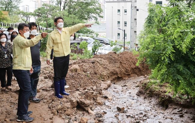 이상일 용인특례시장이 1일 예정돼 있던 취임식을 취소하고 수해 현장을 살피고 있다. (사진=용인시 제공)