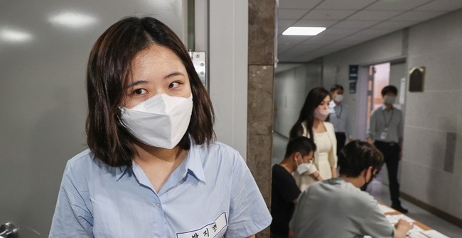 박지현 전 더불어민주당 비상대책위원장이 1일 서울 여의도 국회 의원회관에서 열린 그린벨트 결과 공유 파티 '용감한 여정'에 참석하고 있다. (공동취재사진)