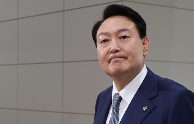 윤석열 대통령이 지난달 24일 서울 용산 대통령실 청사로 출근하며 취재진 질문을 듣고 있다. (대통령실통신사진기자단)