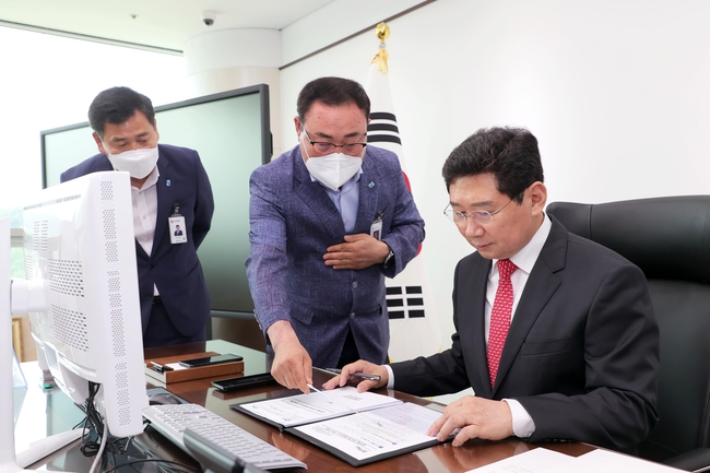 이상일 용인특례시장이 1일 수해 현장을 점검 한 뒤 글로벌 반도체 중심도시 추진전략을 첫 번째로 결재하고 있다. 