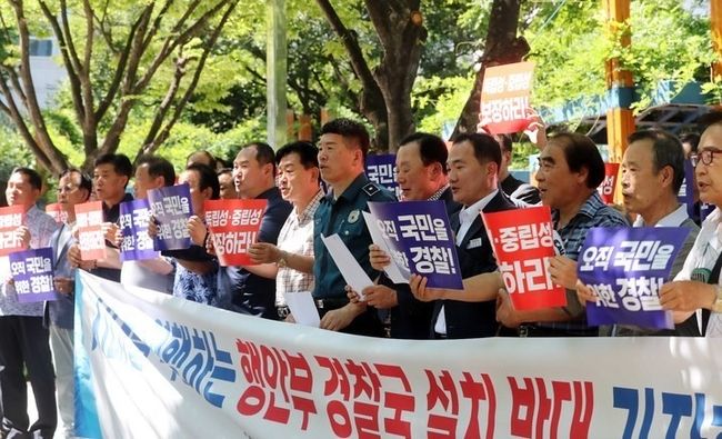 부산시재향경우회와 부산 16개 경찰관서 직장협의회가 지난 1일 오후 부산 연제구 부산경찰청 충혼탑 앞에서 행정안전부 내 경찰국 설치를 규탄하는 기자회견을 열고 있다.