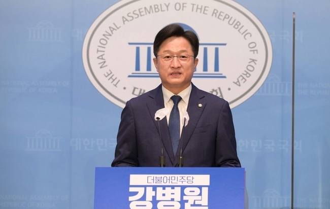 더불어민주당 강병원 의원이 29일 오후 서울 여의도 국회 소통관에서 당대표 출마 기자회견을 하고 있다. (공동취재사진)