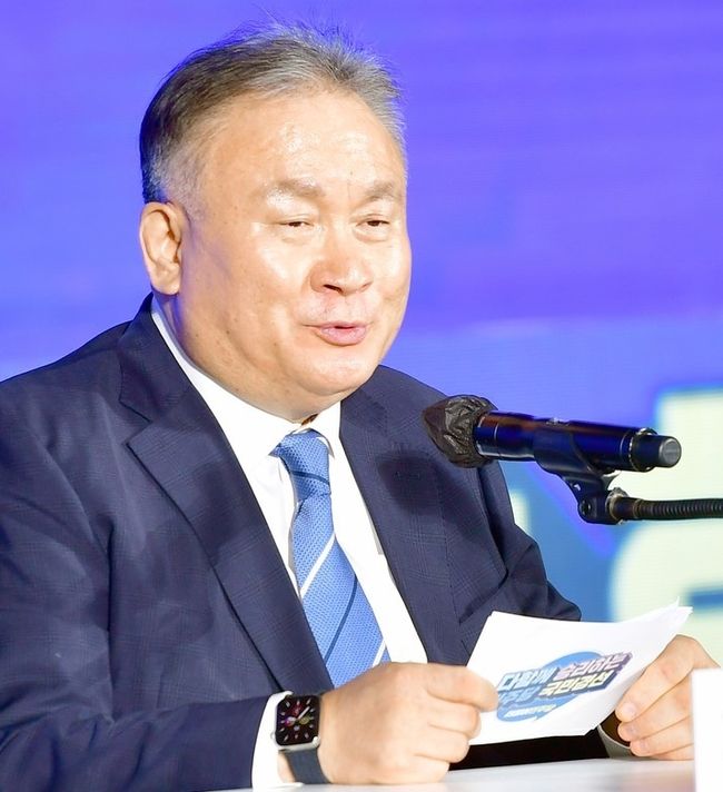 더불어민주당 대선 후보 선출을 위한 순회 경선 광주·전남 합동연설회가 25일 오후 광주 서구 김대중컨벤션센터 1층 다목적홀에서 열리고 있다. 이상민 중앙선거관리위원장이 인사말을 하고 있다.