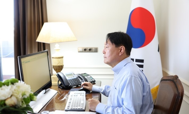대통령실이 3일 윤석열 대통령과 부인 김건희 여사의 나토(NATO·북대서양조약기구) 정상회의 순방 사진을 추가 공개했다. 사진은 윤석열 대통령이 스페인 마드리드 현지 숙소에서 자료를 검토하는 모습. (사진=대통령실 제공)