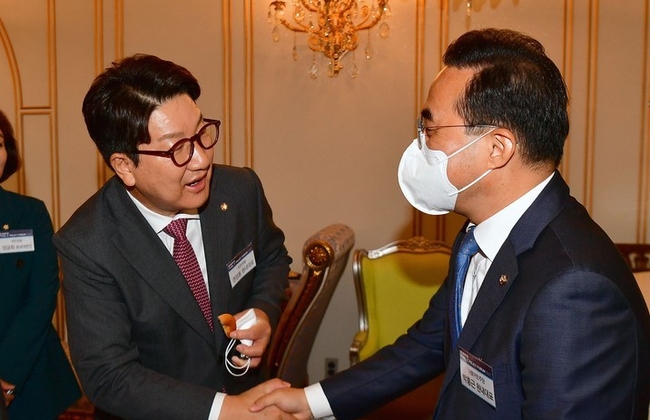권성동 국민의힘 원내대표와 박홍근 더불어민주당 원내대표가 15일 서울 여의도 CCMM빌딩에서 열린 2022 국민공공정책포럼에서 만나 인사를 나누고 있다.