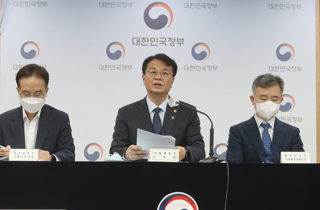 지난 6월 21일 방기선 기획재정부 1차관이 임대차 시장 안정 방안 및 3분기 추진 부동산 정상화 과제, 분양가 제도운영 합리화 방안 등을 발표하고 있다.