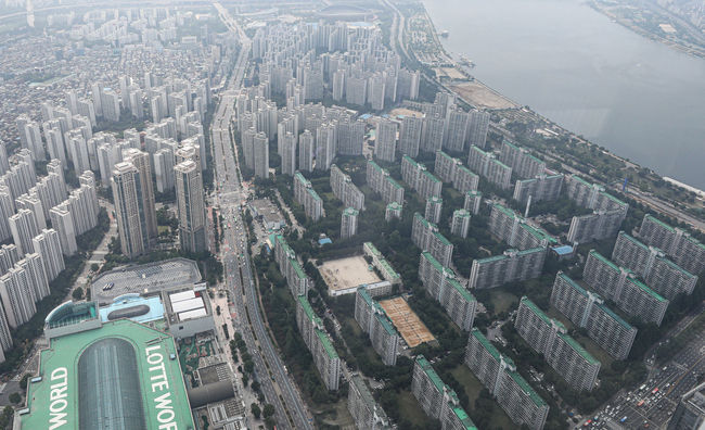 송파구 롯데월드타워 서울스카이에서 바라본 일대 아파트 단지 모습