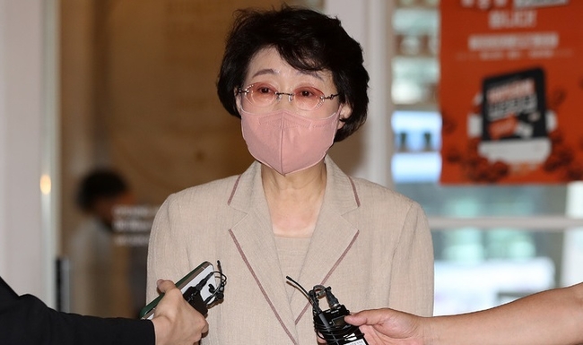 김승희 보건복지부 장관 후보자가 지난 5월 30일 오후 서울 서대문구 국민연금공단빌딩에 마련된 청문회 준비사무실로 출근하며 취재진 질의에 답변하고 있다. (사진=뉴시스 제공)