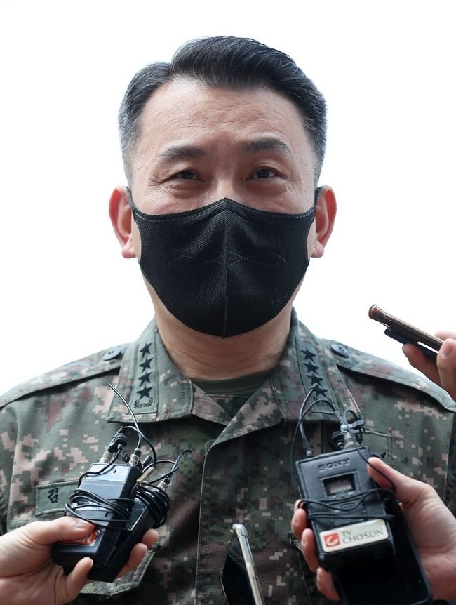 승겸 합참의장 내정자가 지난 5월 27일 오후 서울 용산구 국방컨벤션에 마련된 청문회 준비사무실로 들어서며 취재진의 질문에 답하고 있다.(사진=뉴시스 제공)